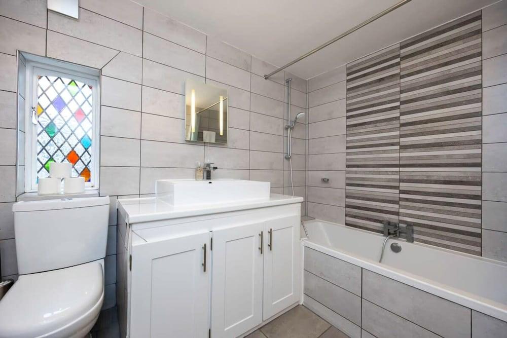 Host Stay Sillwood Seafront