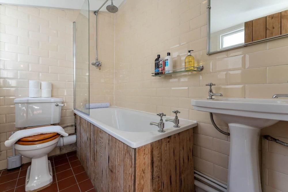 Host Stay The Navy at Frederick Gardens