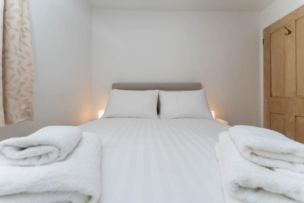 Host Stay The Navy at Frederick Gardens