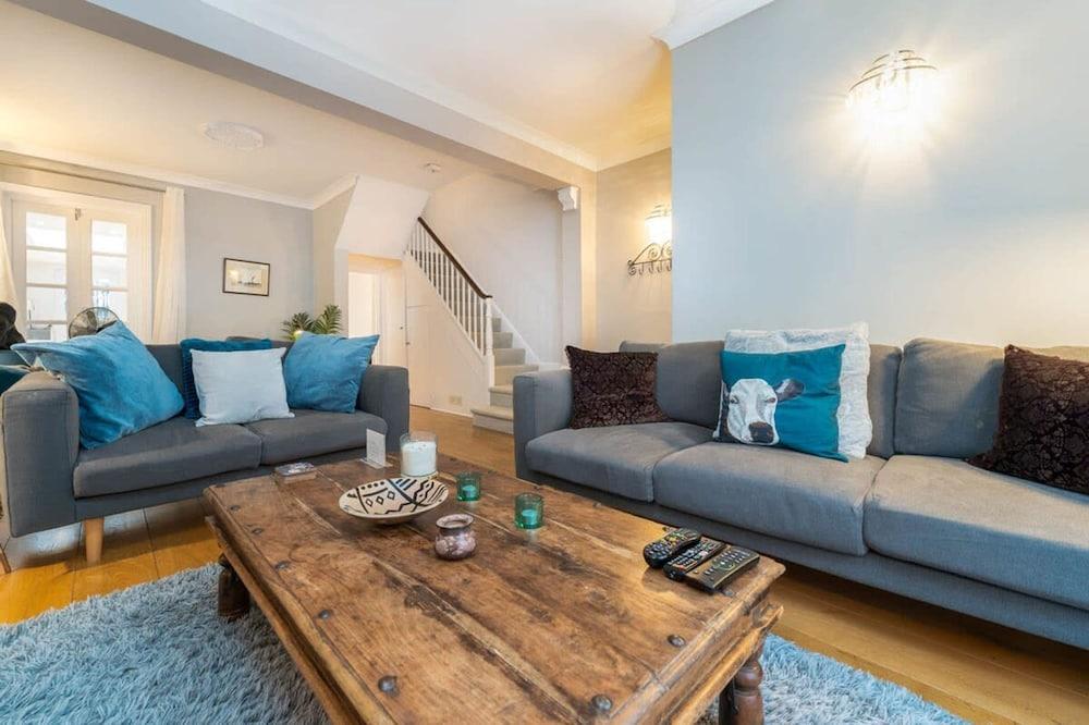 Host Stay Temple Street Townhouse