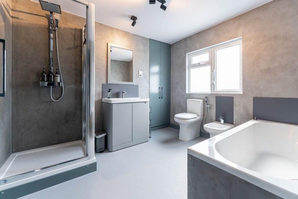 Host Stay Queens Maisonette