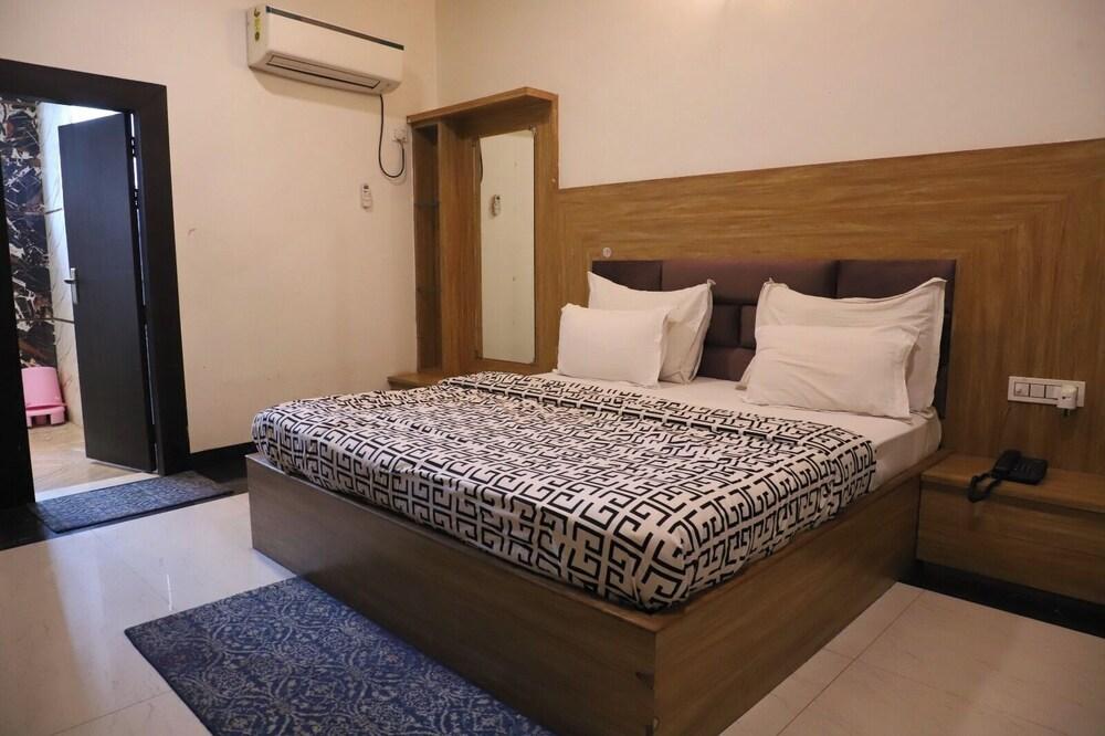 Shri Neha Hotel & Restaurant