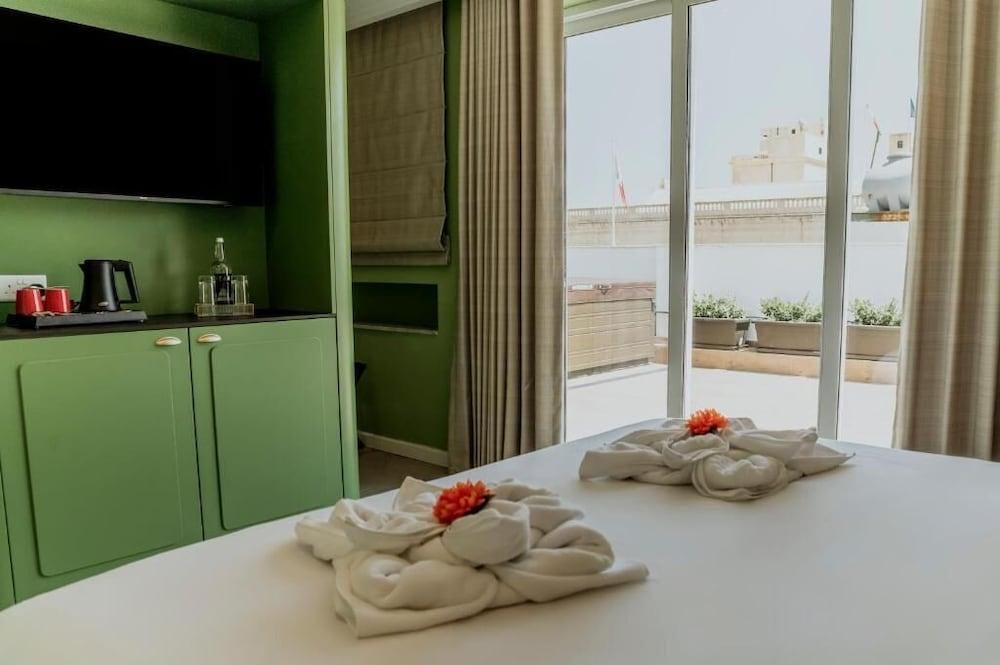 King Charles Boutique