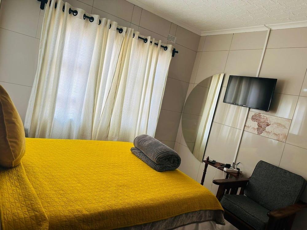 Lovely 3 bed in Selborne Park With Pool - 2234