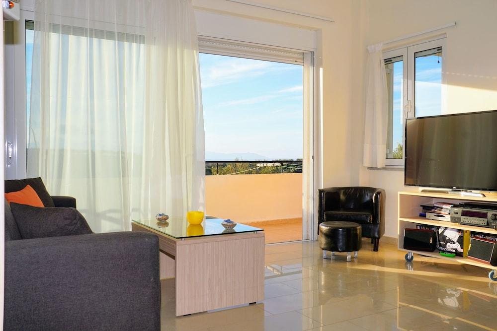 Olive Tree Hillside Apartment