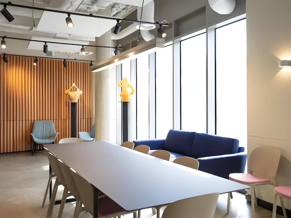 Terry Frost Budget-Friendly Ensuite Room for Students Only