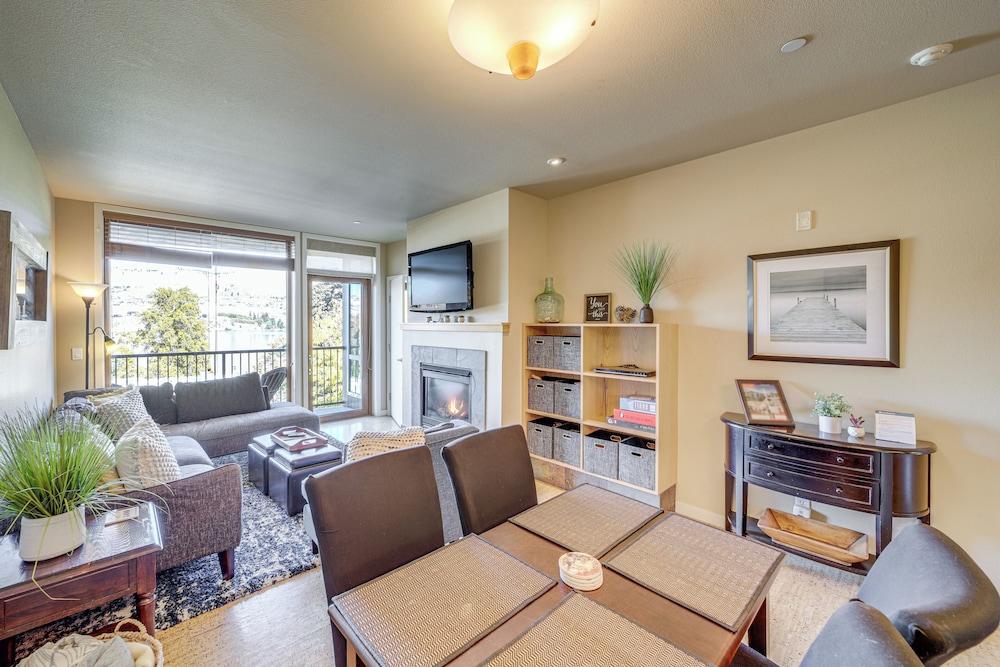 Walk to the Lake: Chelan Condo w/ Mtn Views!