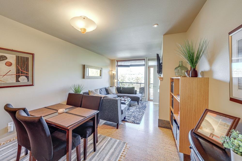 Walk to the Lake: Chelan Condo w/ Mtn Views!