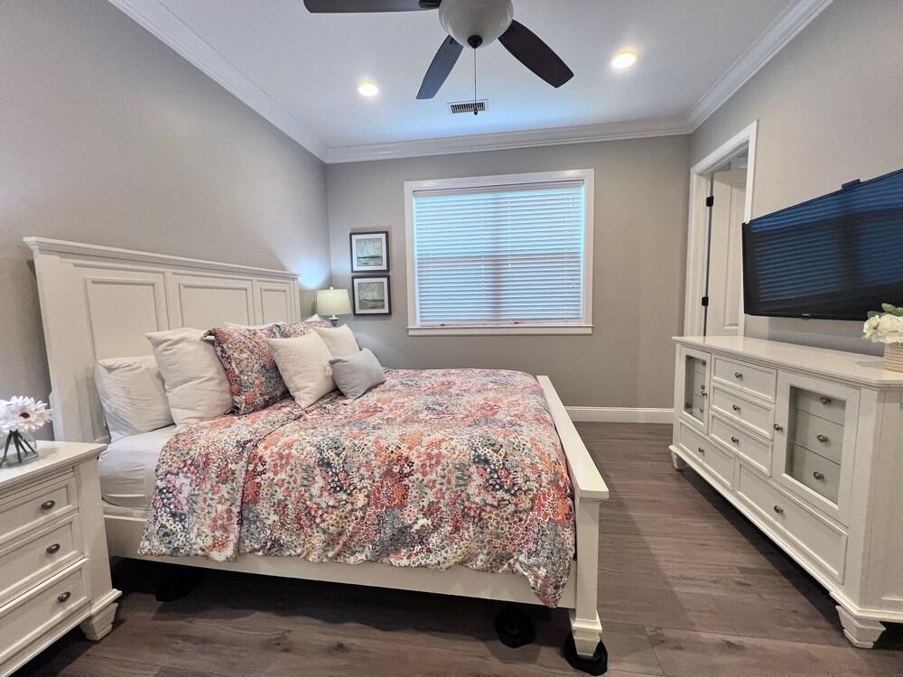 Designer decorated 6 bedroom pool house