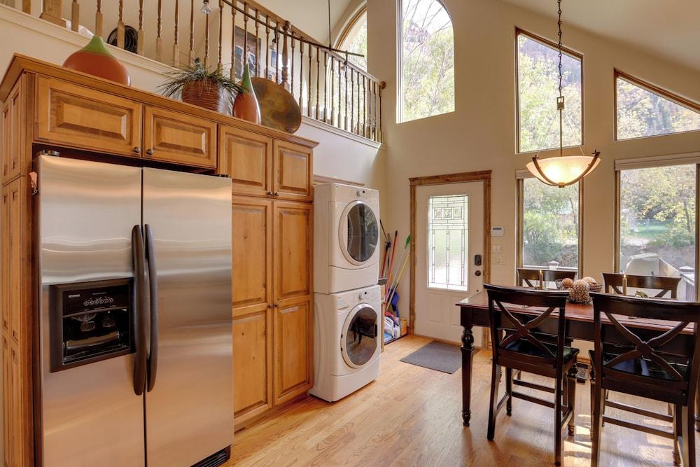 On Main Street: Ouray Getaway w/ Mountain Views!