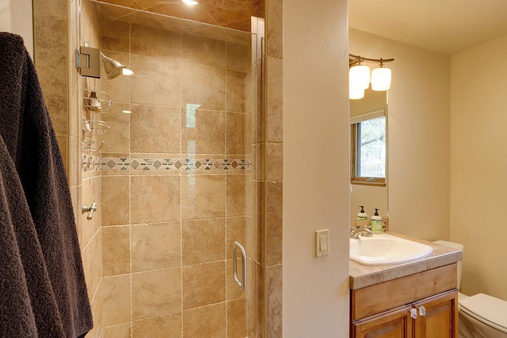 On Main Street: Ouray Getaway w/ Mountain Views!