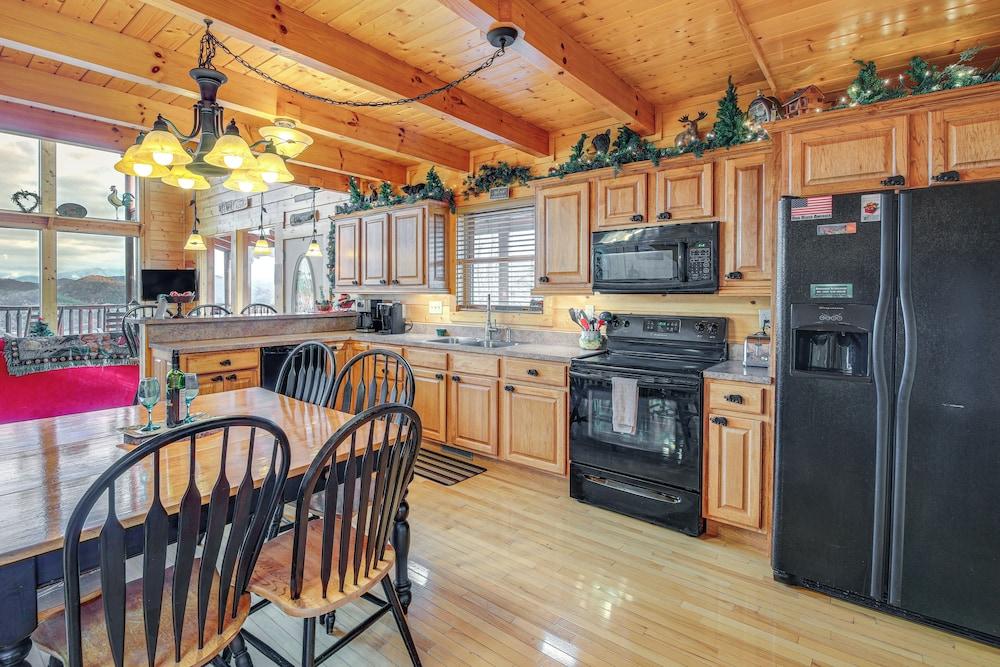 Heavenly Vista at Crown Point: Near Pigeon Forge!