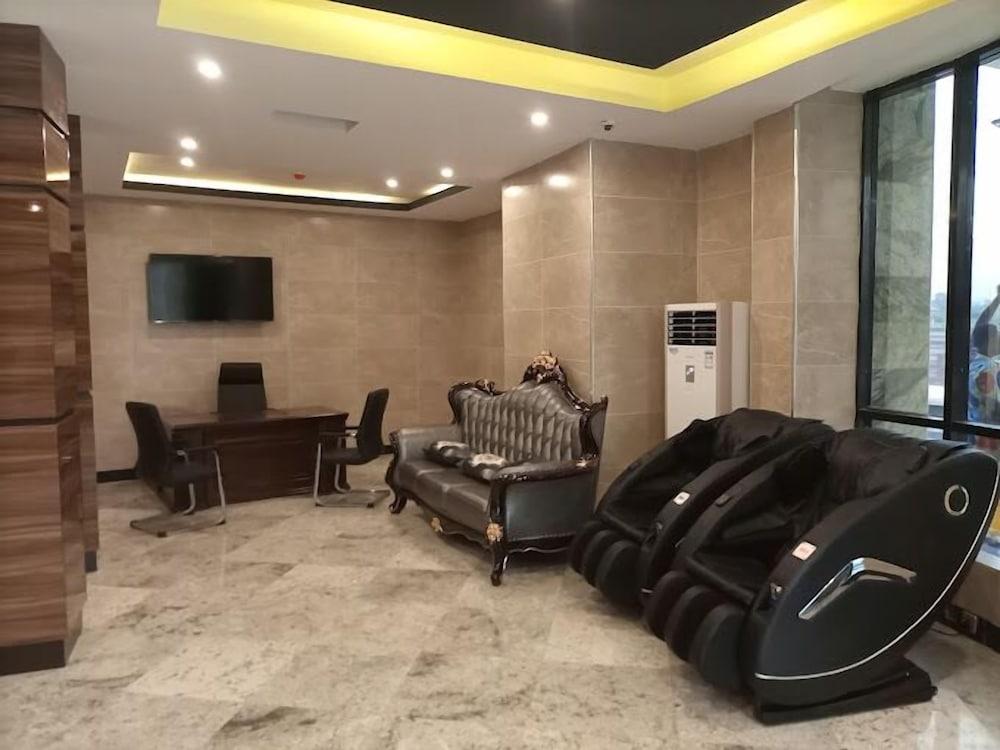 Rento Hotel and Suites