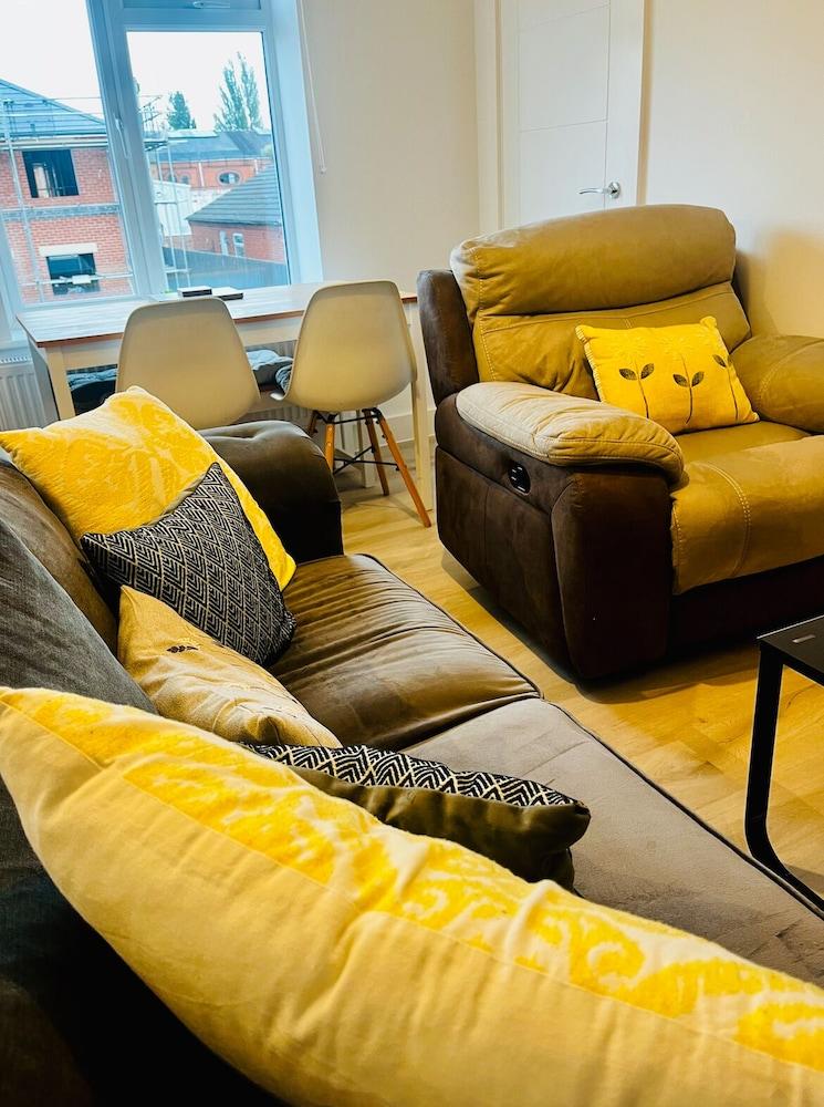 2 Bed Flat - Sleeps 8 - Pets - Garden - Parking