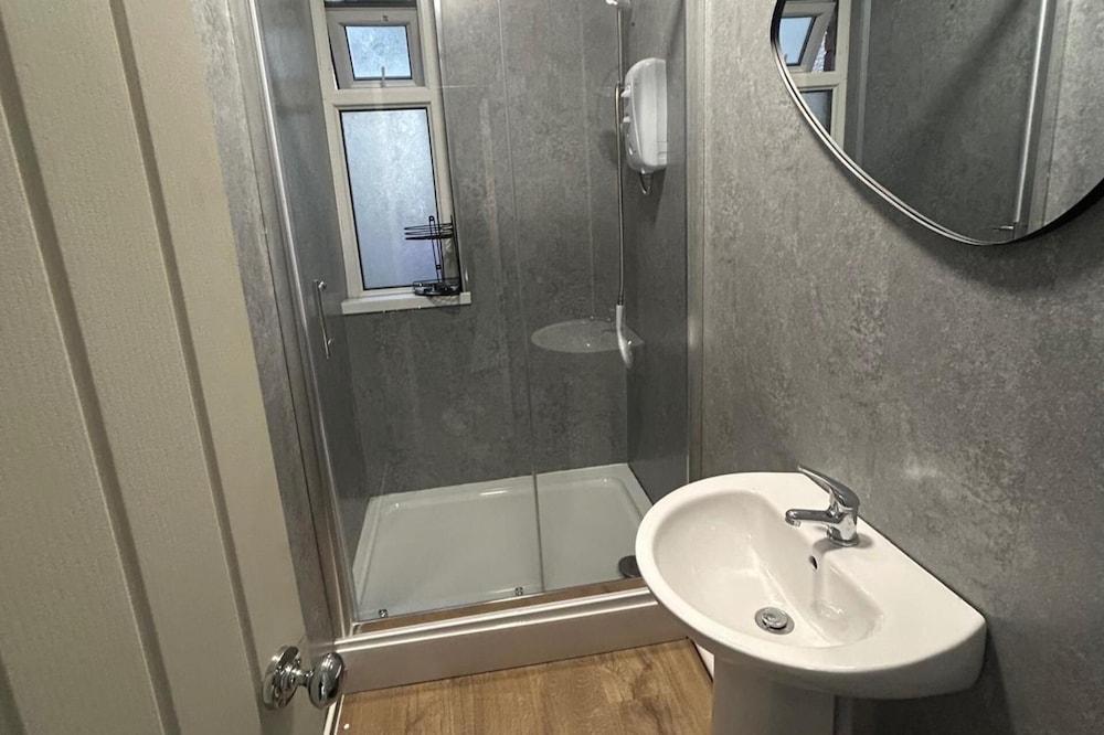 Modern Cosy Spacious 4 Bedroom House