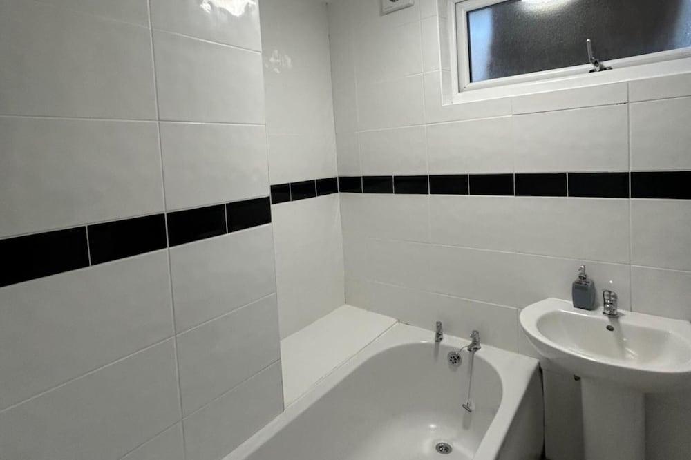 Modern Cosy Spacious 4 Bedroom House