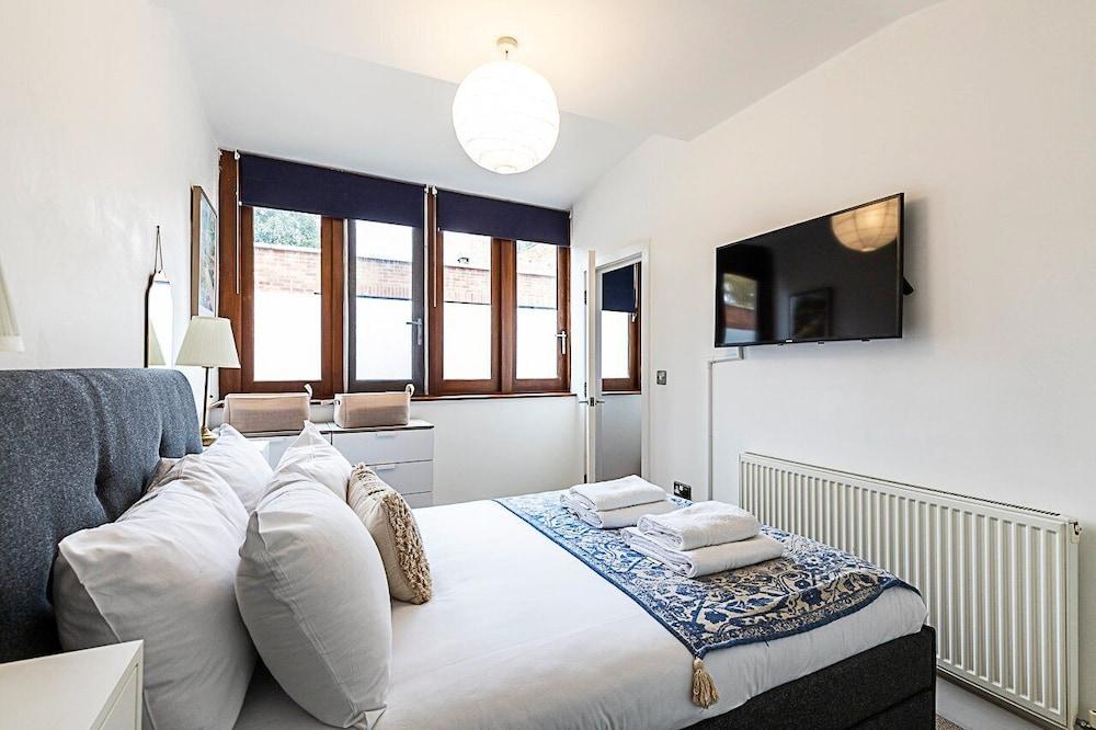 Modern & Airy 2-bed Gem in Trendy Stoke Newington