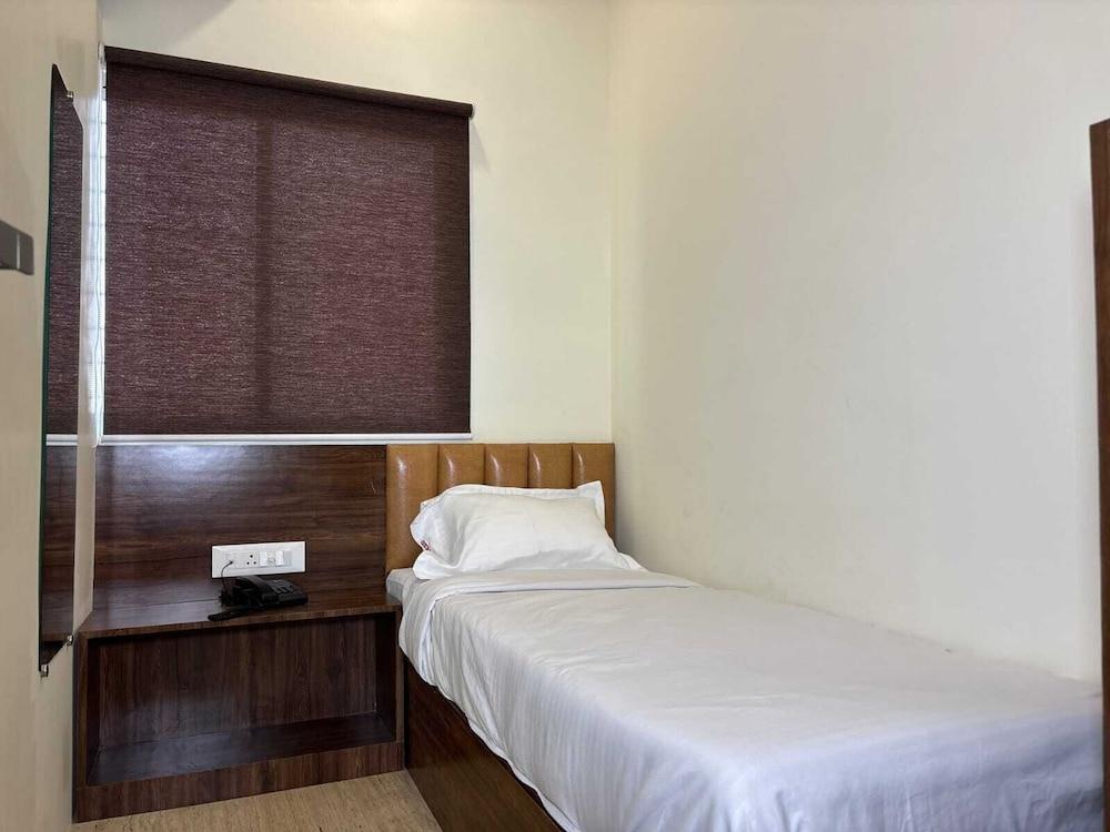 AAFEE CABIN STAY & DORMITORY