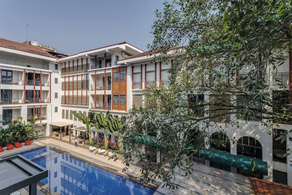 Hidden Gem Luxe Suite w Pool View - 1km to Beach