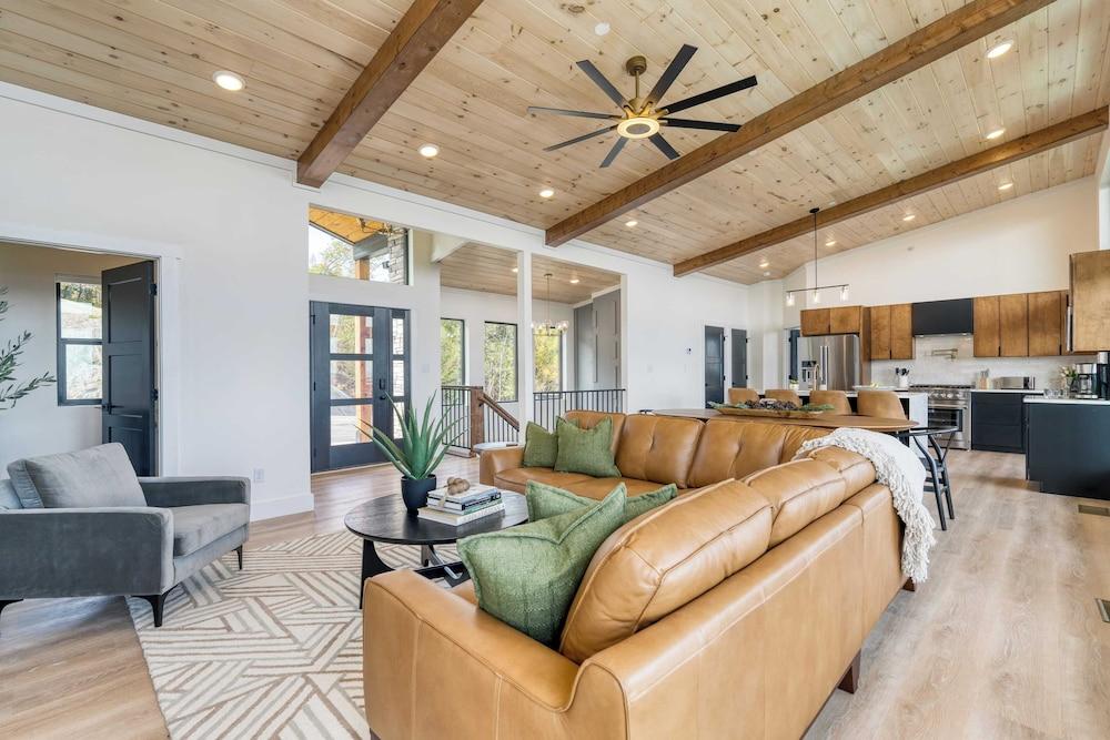 Infinity Pool, Hot Tub, Game Room, Panoramic Views Whiskey Ridge by Avantstay