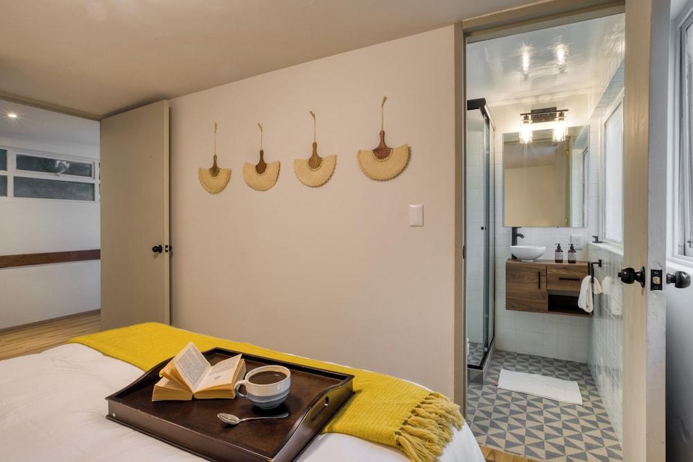 Comfy Apartment with Leafy Views by Tasman