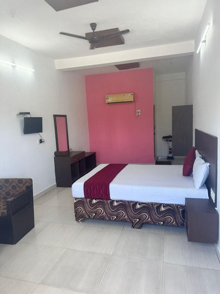 SMJ GRAND HOTEL & MAHAL