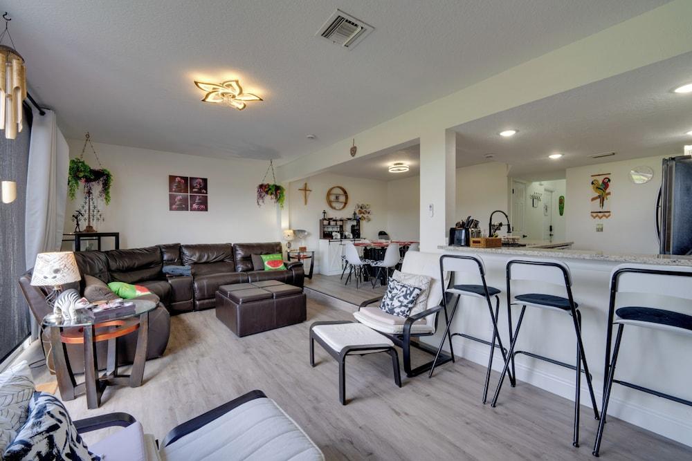 10 Mi to Disney Parks: Townhome w/ Pool Access!