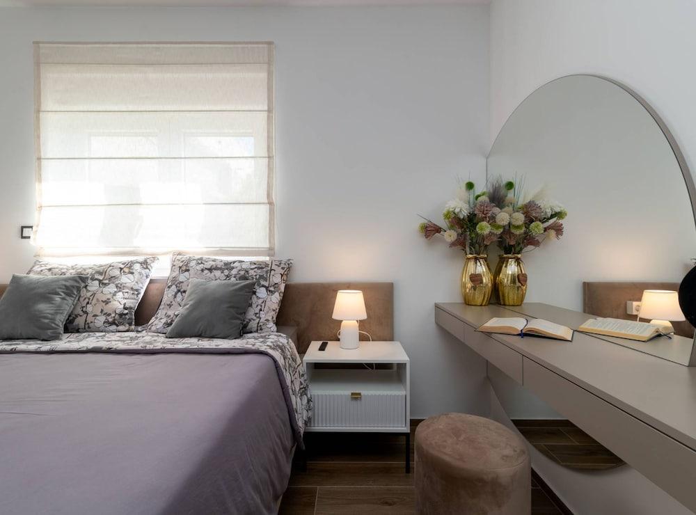 Luminous Infinity Villa With Pool and Gym