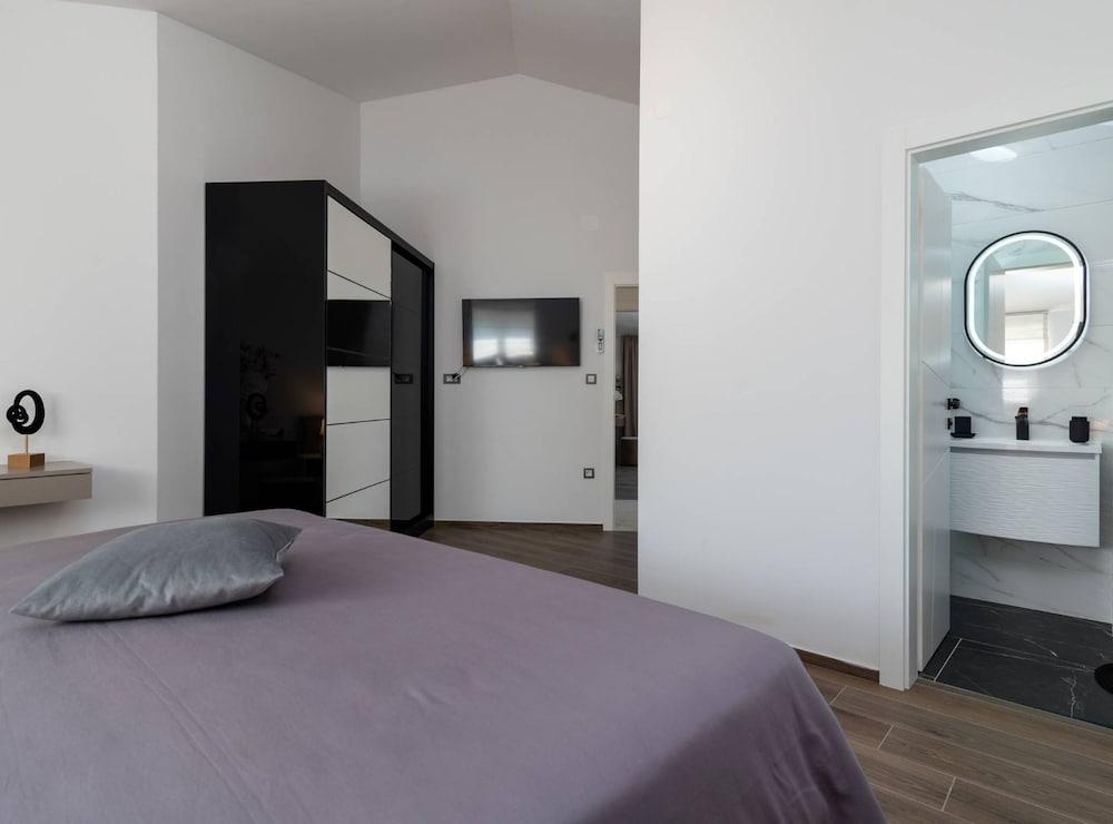 Luminous Infinity Villa With Pool and Gym