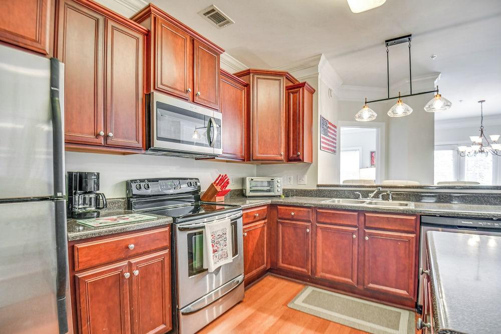 1 Mi to Uga: Charming Athens Condo w/ Balconies!