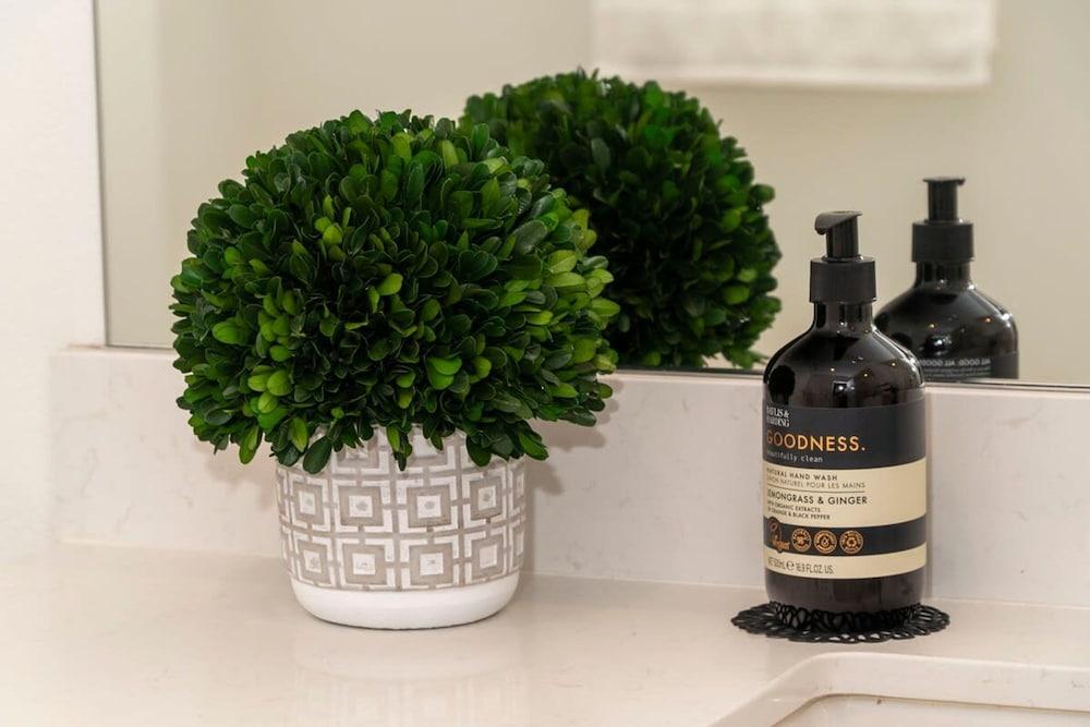 Private Bedroom With Bathroom Central Location