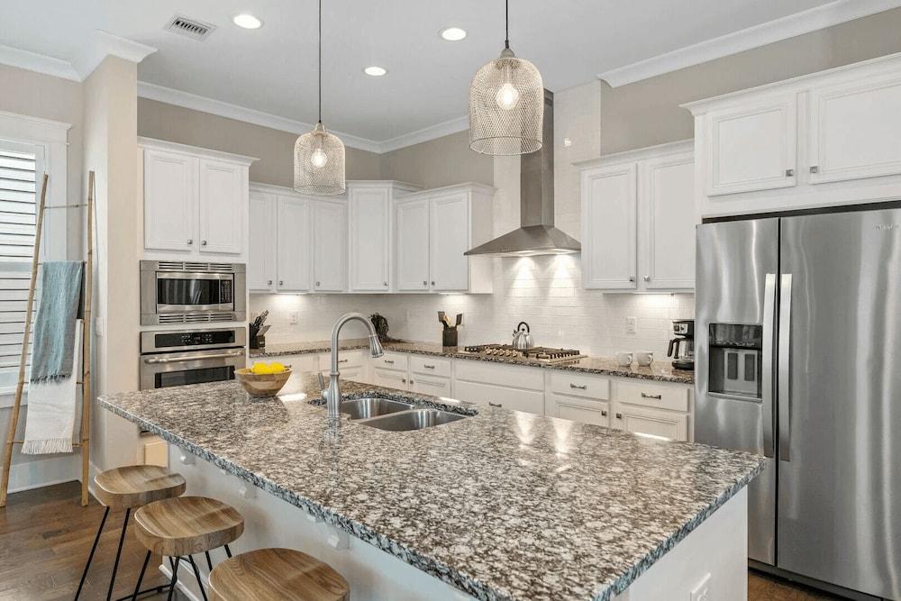 Back to the Beach by Avantstay with Pool Access