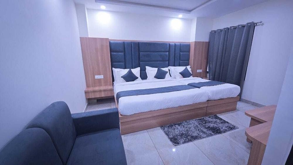 Hotel The Katra Avenue