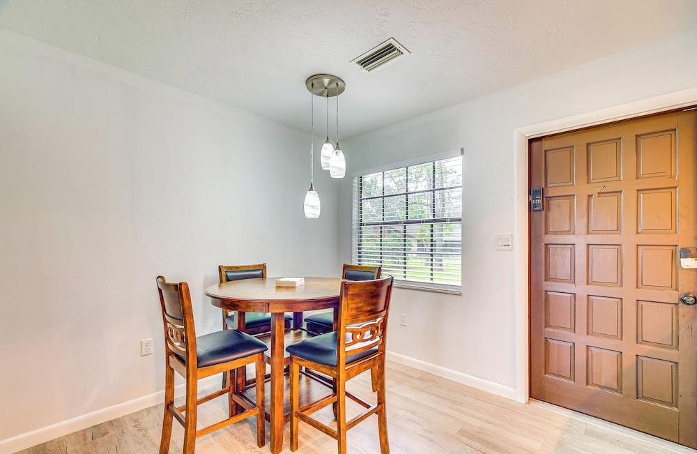 8 Mi to World Equestrian Center: Walkable Getaway