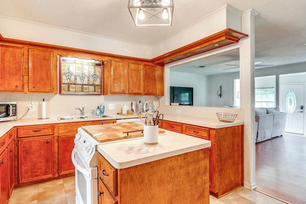 < 1 Mi to Boat Ramp: Lake Livingston Retreat!