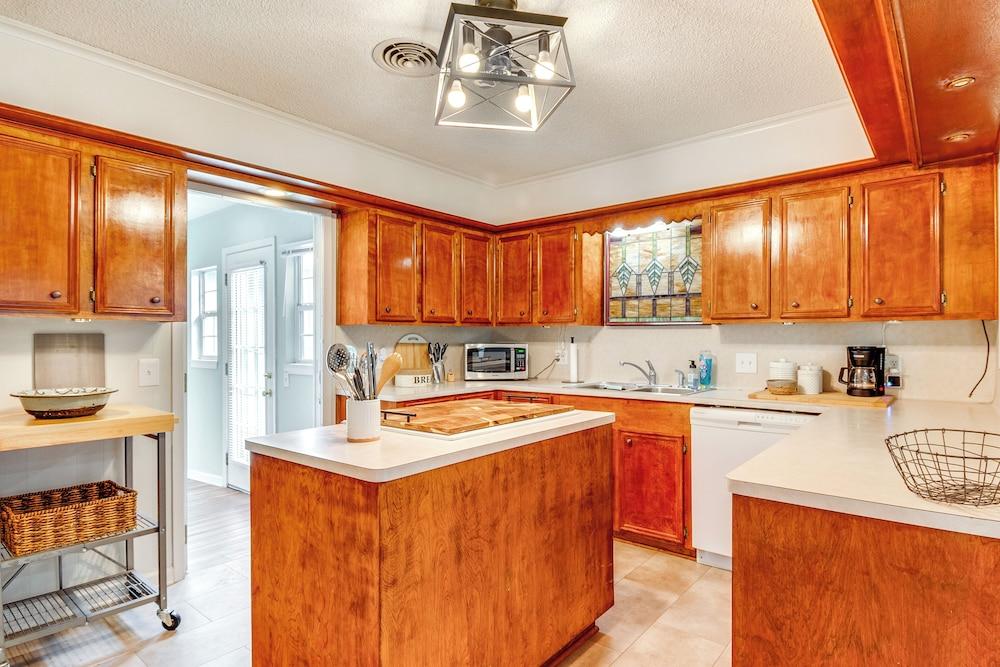 < 1 Mi to Boat Ramp: Lake Livingston Retreat!