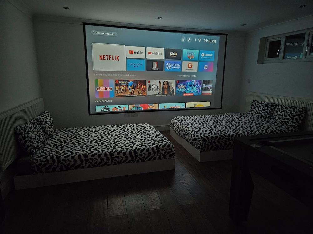 SnoozeDen Westmead – Windsor Castle & Legoland