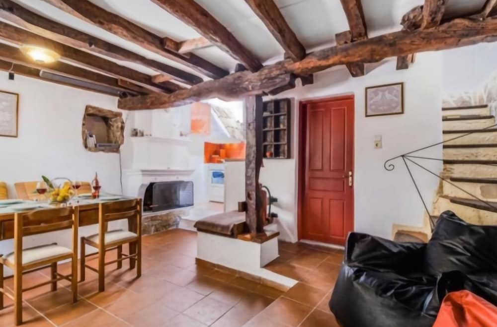 2-bed Home in Kolivata - Sleeps 4 - Wifi - Parking