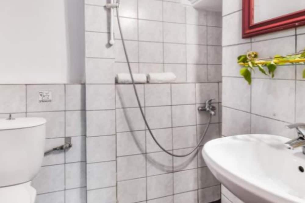 2-bed Home in Kolivata - Sleeps 4 - Wifi - Parking