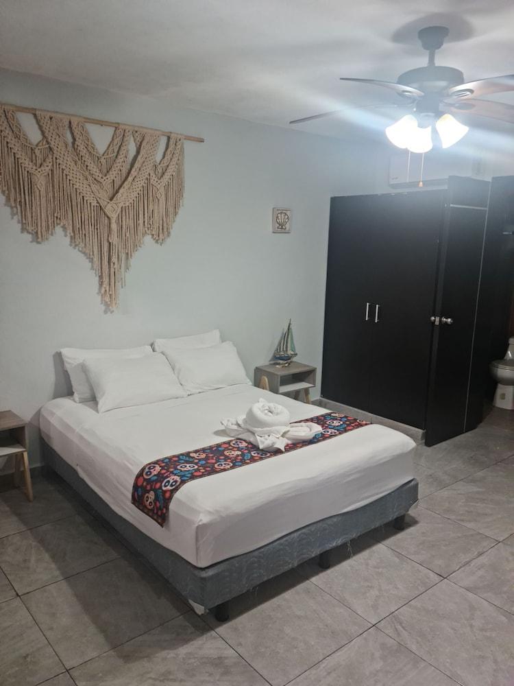 TJ Apartments, Calle 6, PDC