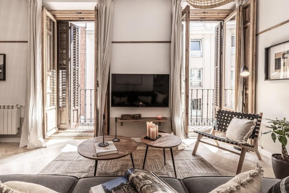 Garos - 2 Bedrooms in Malasa a