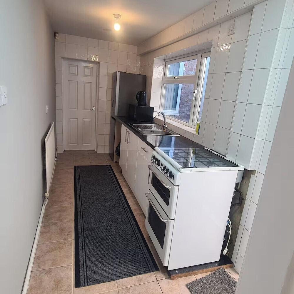 Stylish Central Home - Sleeps 4 & Private Garden