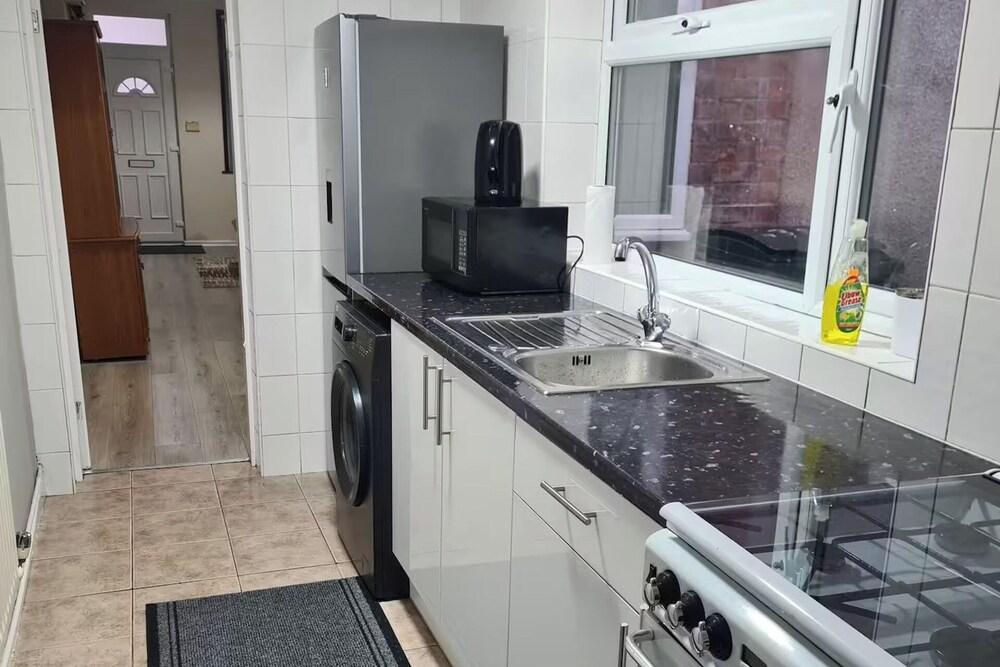 Stylish Central Home - Sleeps 4 & Private Garden