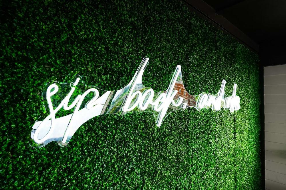 City Views Pool Hot Tub Mini Golf