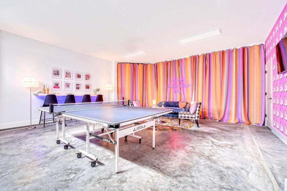 Taylor Swift Themed Rooftops Hot Tub Views