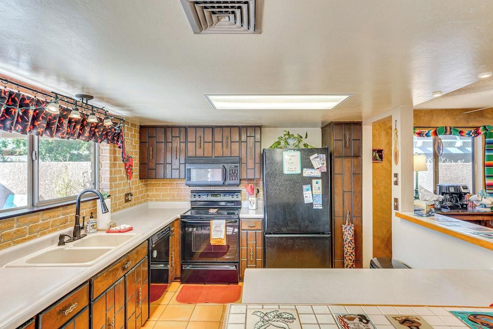 11 Mi to Sabino Canyon: Sw-style Home in Tucson