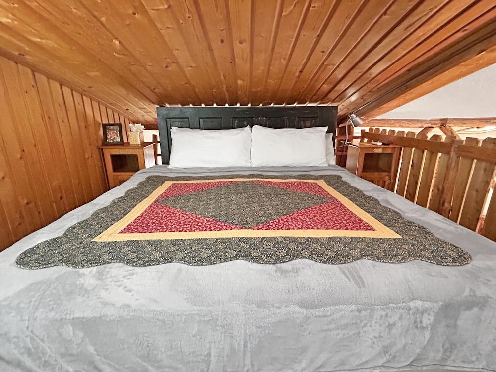 Cedar Mountain Bunkhouse 2 Bedroom Cabin