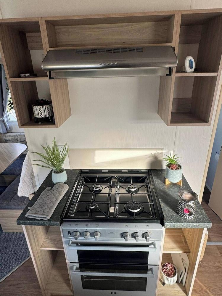 3 Bedroom Stunning Caravan Justin