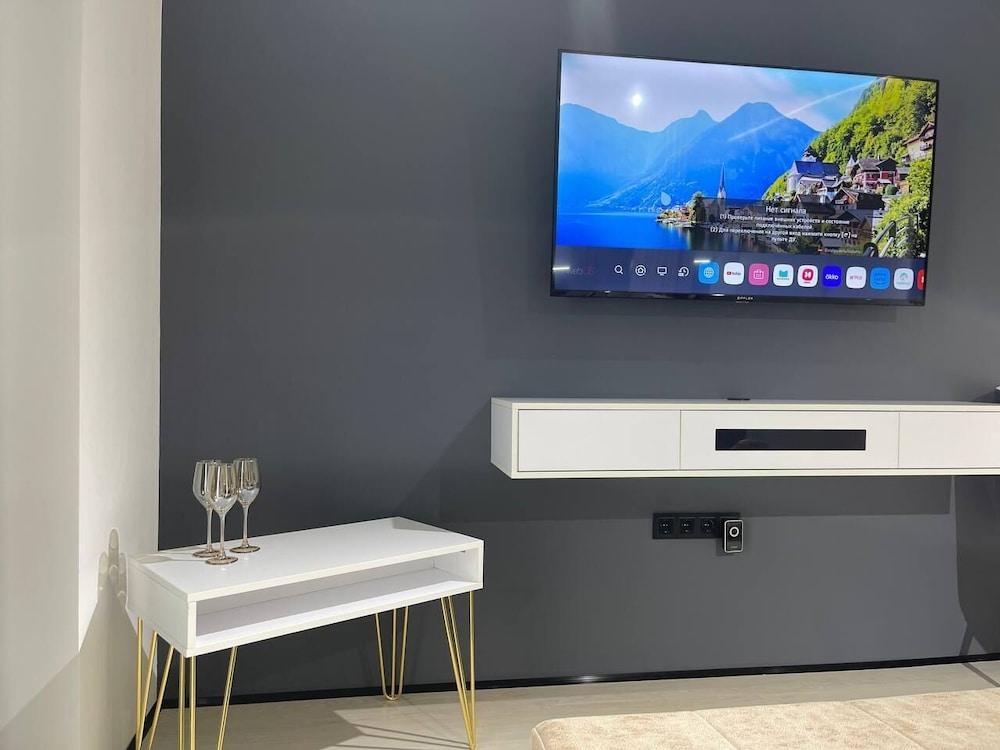 Akay city White studio