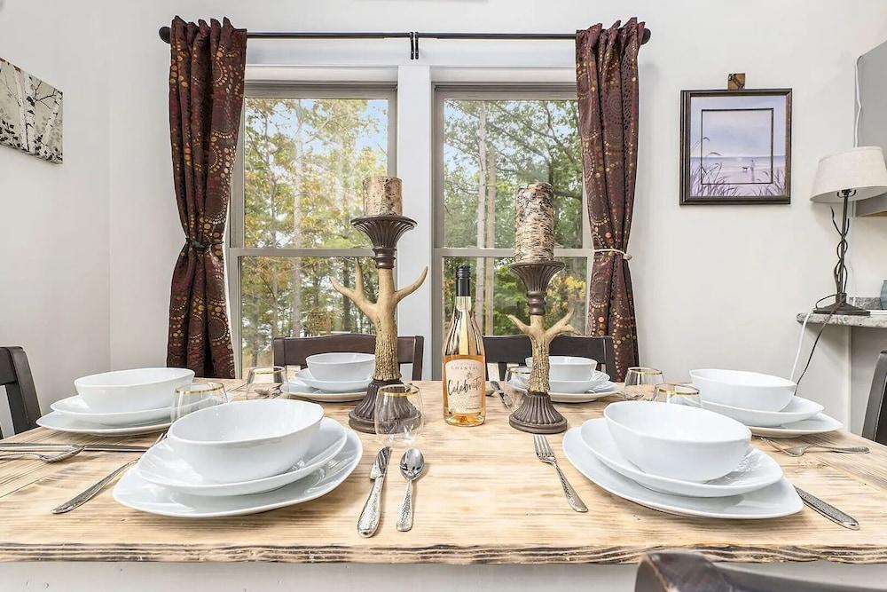 Overlooking Shoreline 2BDR Chalet 18396